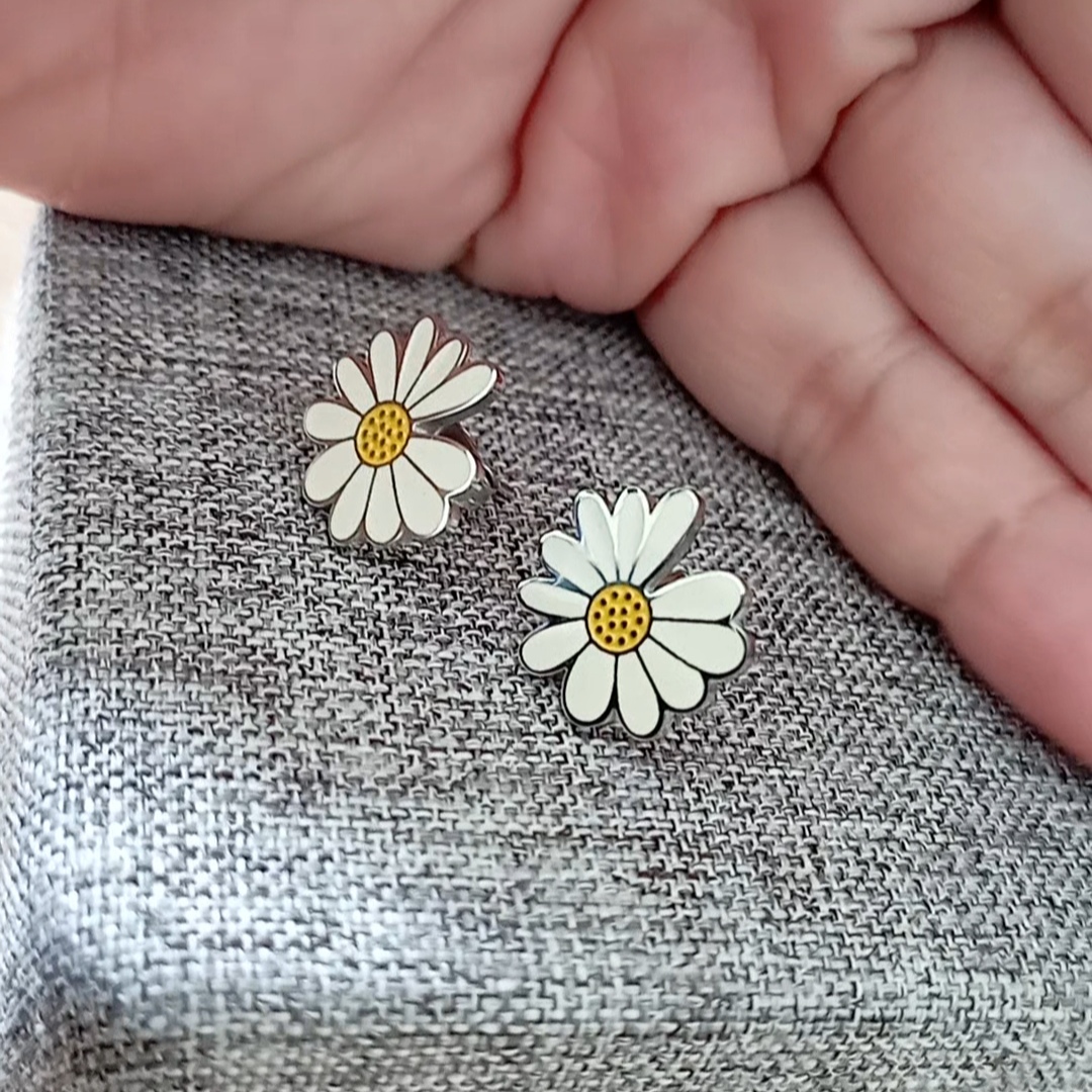 Bông tai titan hoa cúc trắng