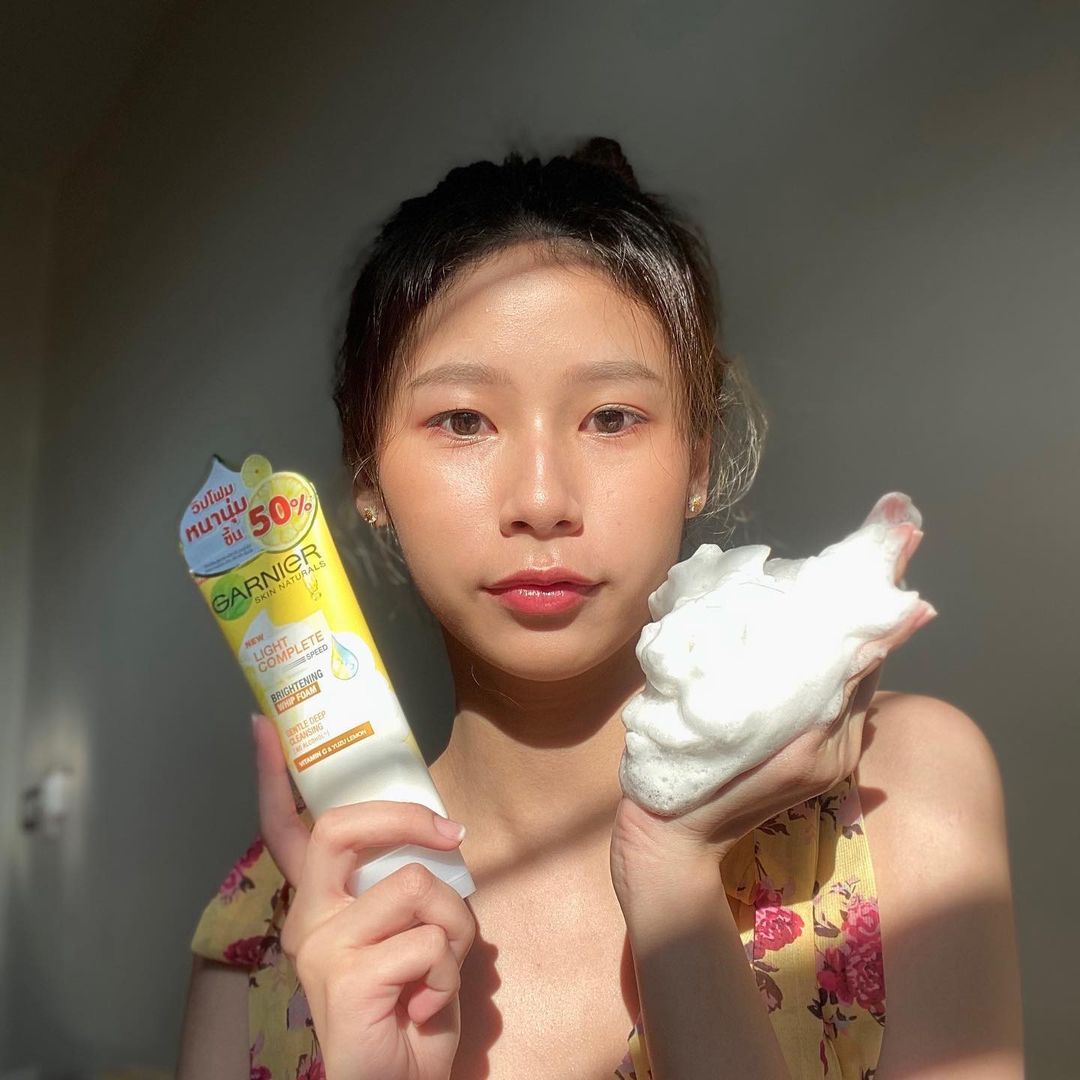 Sữa rửa mặt Garnier Tạo Bọt Light Complete Brightening 100ml