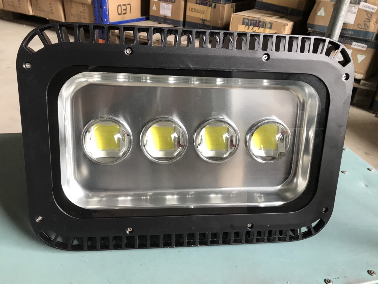 Đèn pha LED 200W chip COB có thấu kính chiếu xa