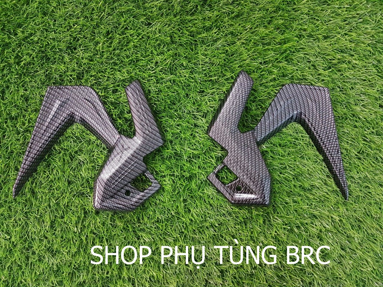 Ốp gác chân sau phủ cacbon xe AIR BLADE 2020, 2021( SL: 2 cái ốp gác chân sau trái, phải).