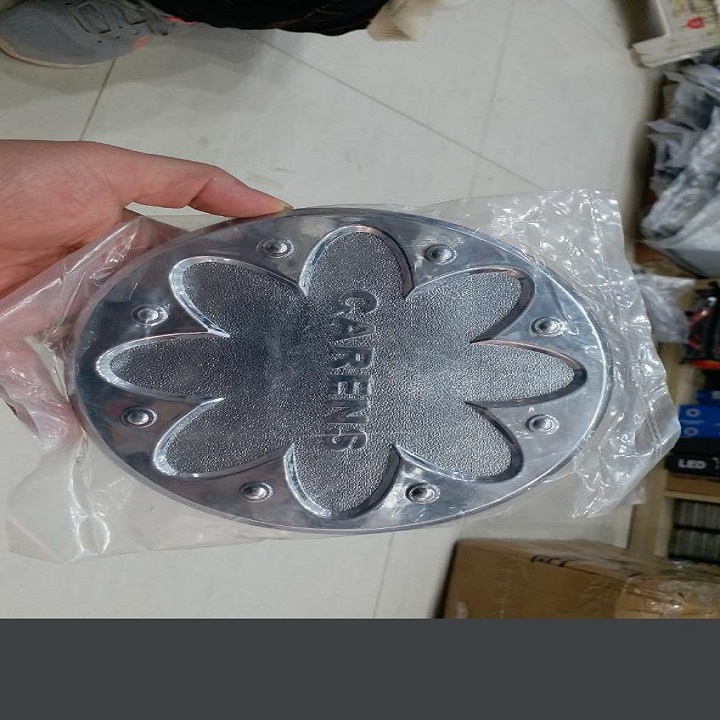 Ốp nắp bình xăng mạ Crom xe Kia Carens các đời xe mẫu mới