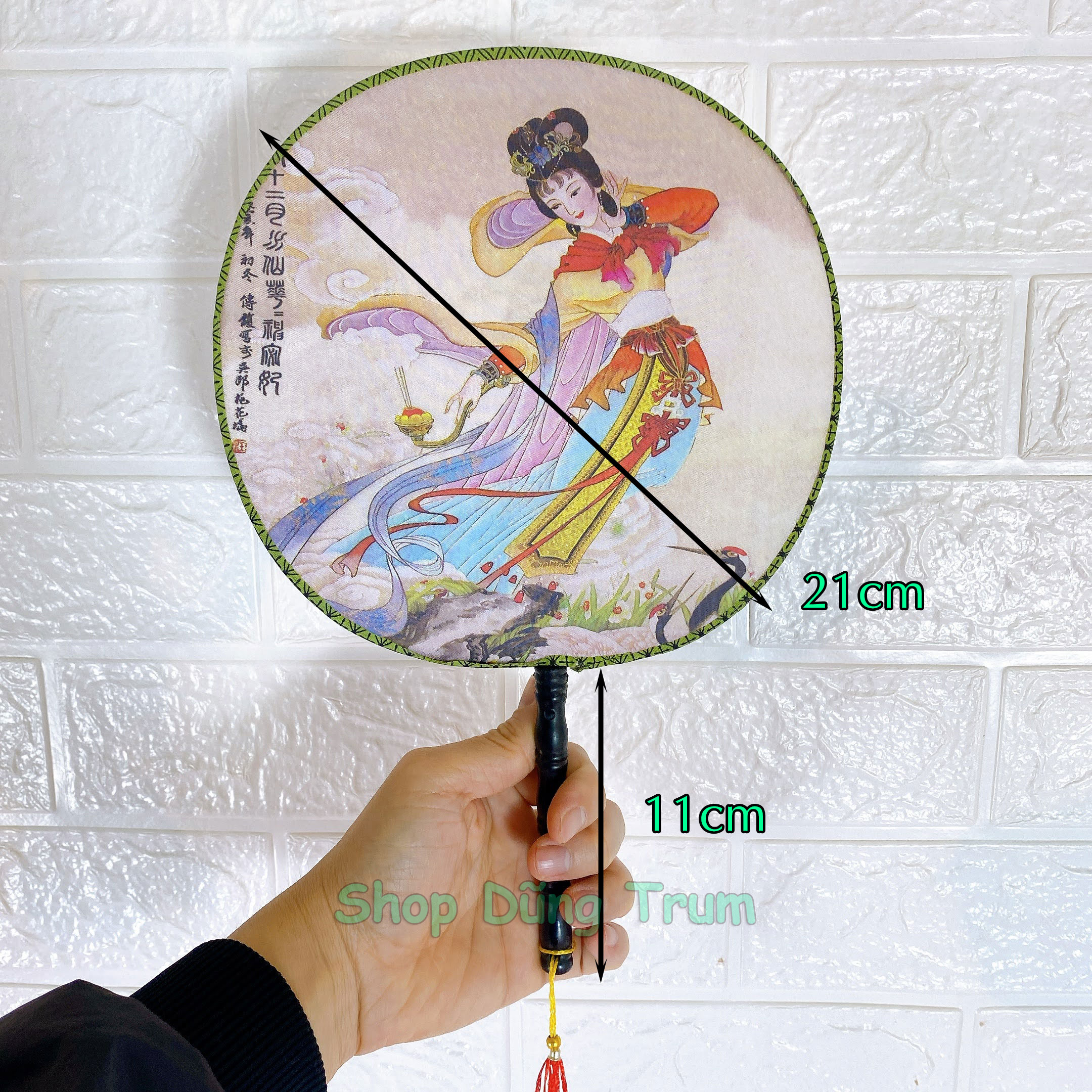Quạt cổ trang họa tiết phong cách cổ điển