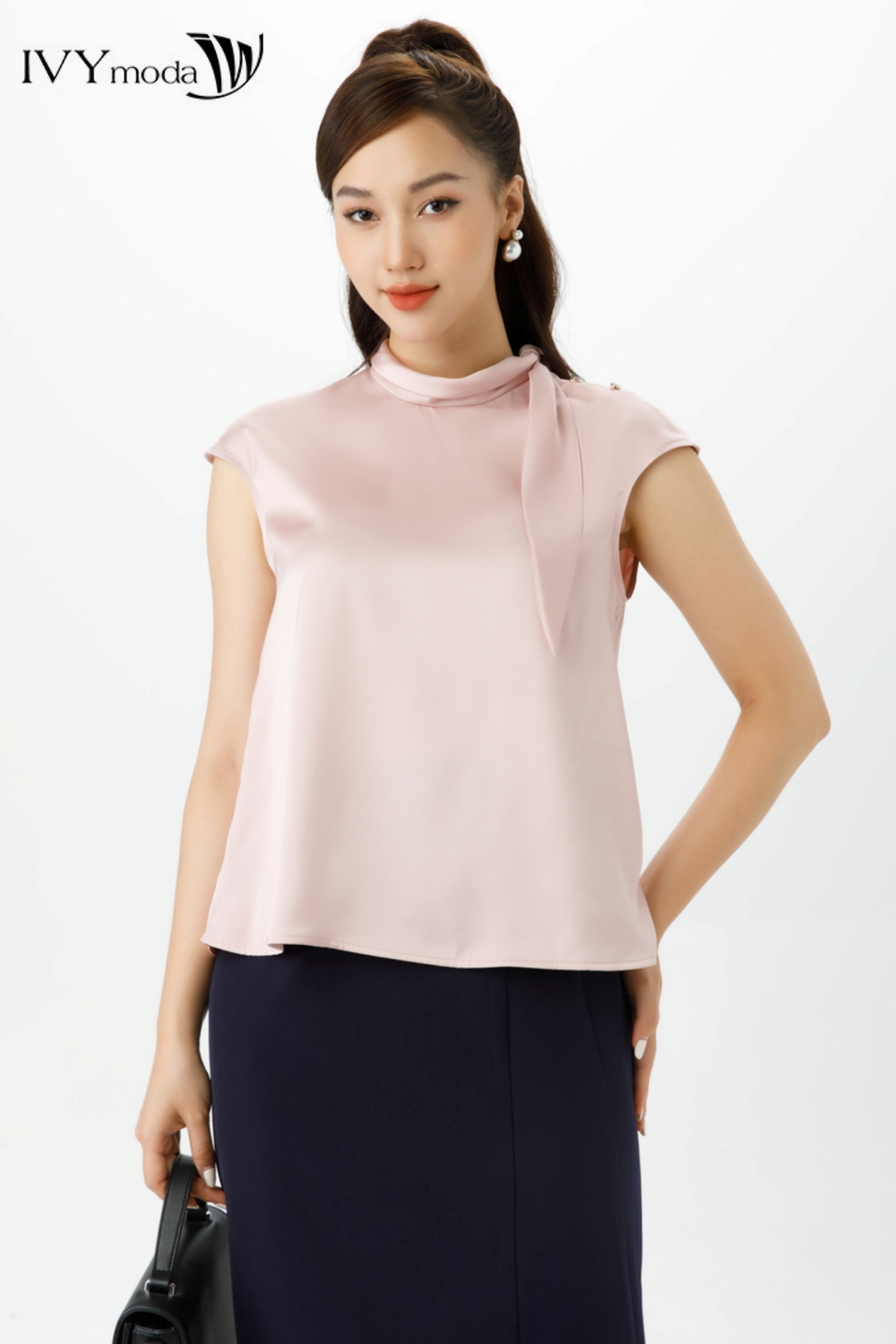 Áo lụa cổ cách điệu phối nơ lệch IVY moda MS 16M7544