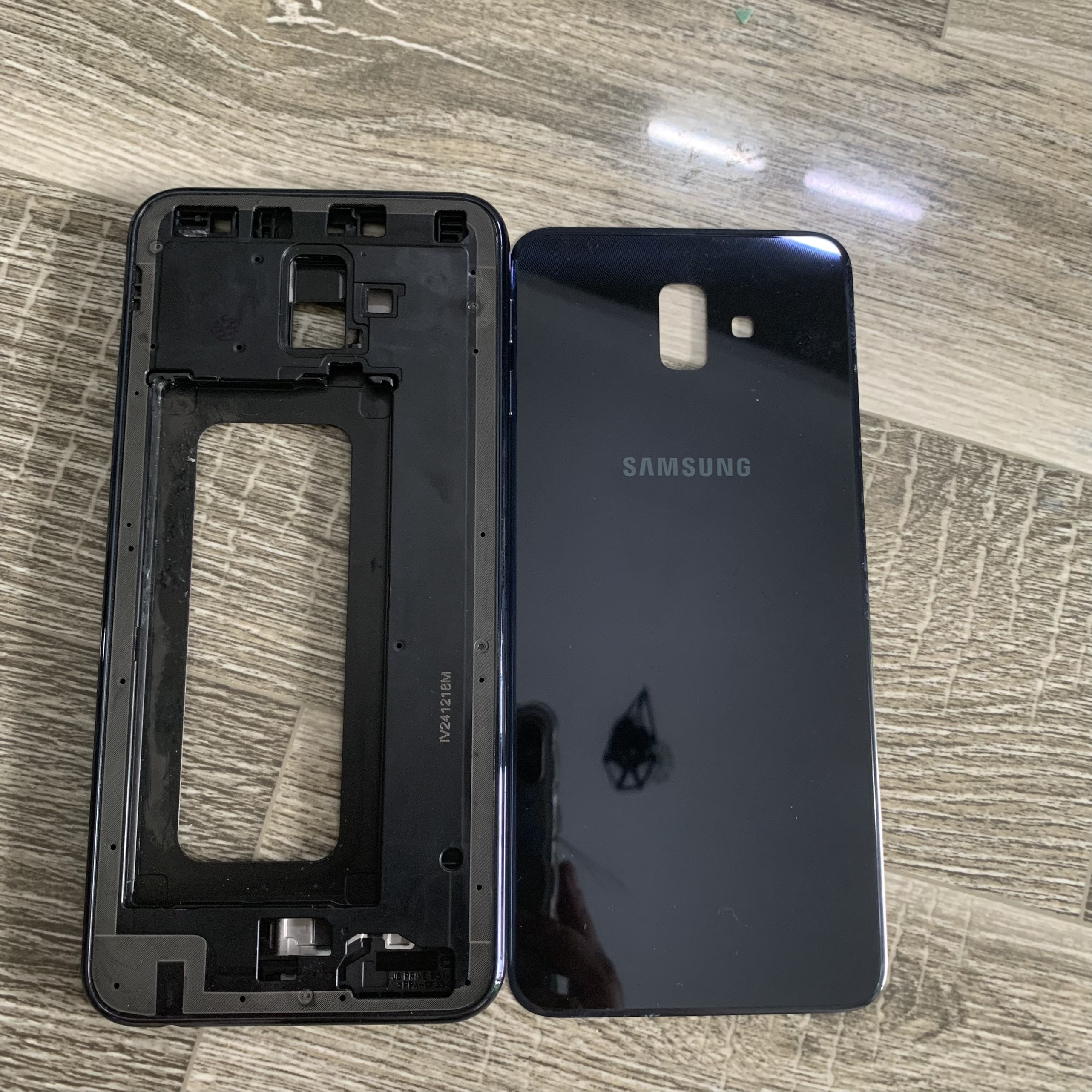 Bộ vỏ samsung j6 + / j6plus