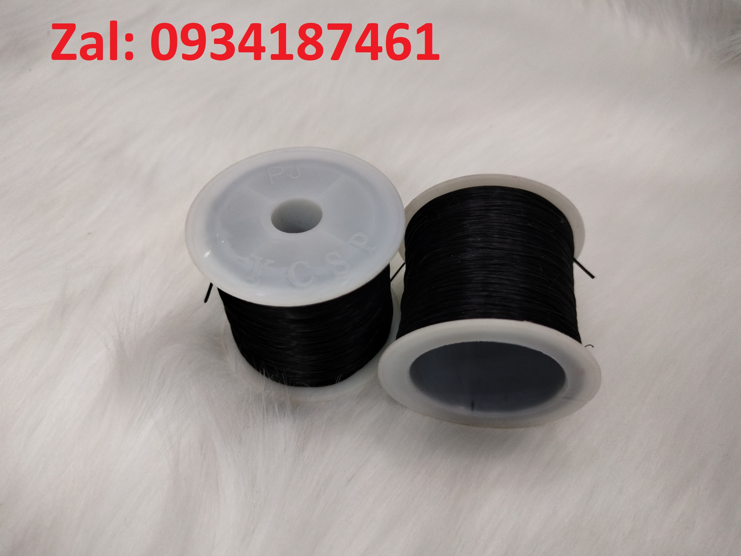 Cuộn chỉ nối tóc màu đen