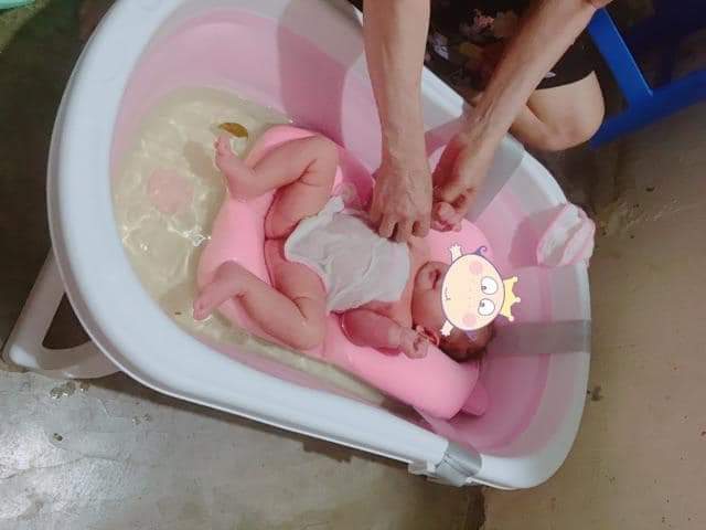 chậu tắm gấp gọn cho bé kèm phao tắm