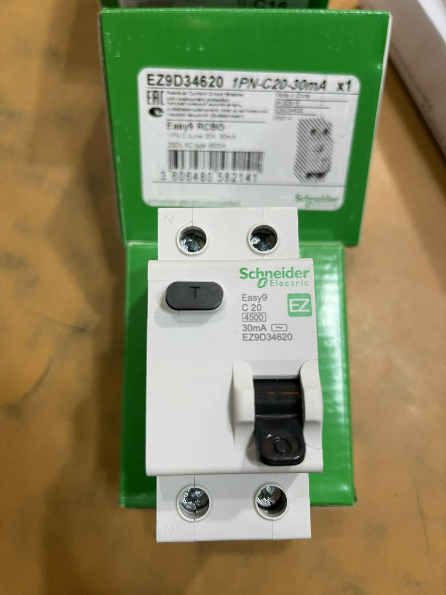 Cầu dao chống rò (RCCB) Schneider EZ9R 2P,4P