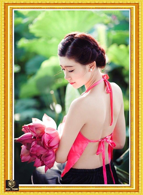 tranh đính đá THIẾU NỮ BÊN SEN VS126 kích thước 76X53cm