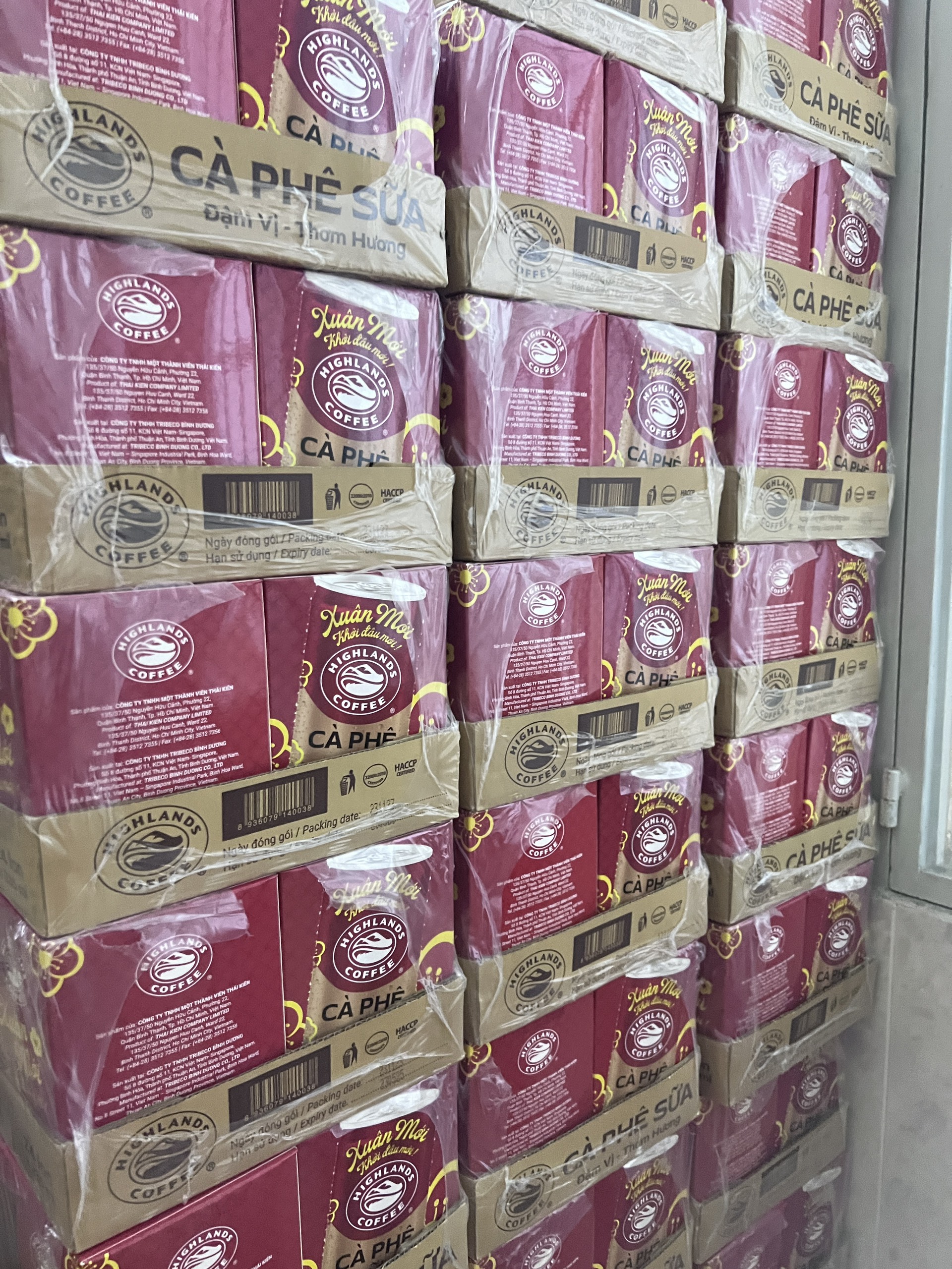 Thùng 24 lon cà phê sữa Highland (mẫu Xuân) Size Lớn 235ml mẫu tết 2025, date mới