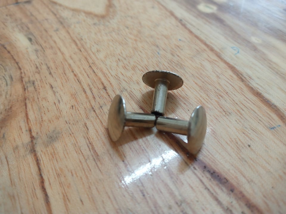 Nút bấm đinh tán lưỡi trai mũ bảo hiểm
