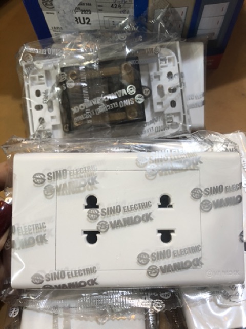 Ổ cắm đôi 2 chấu dòng S18U2 sino - Vanlock