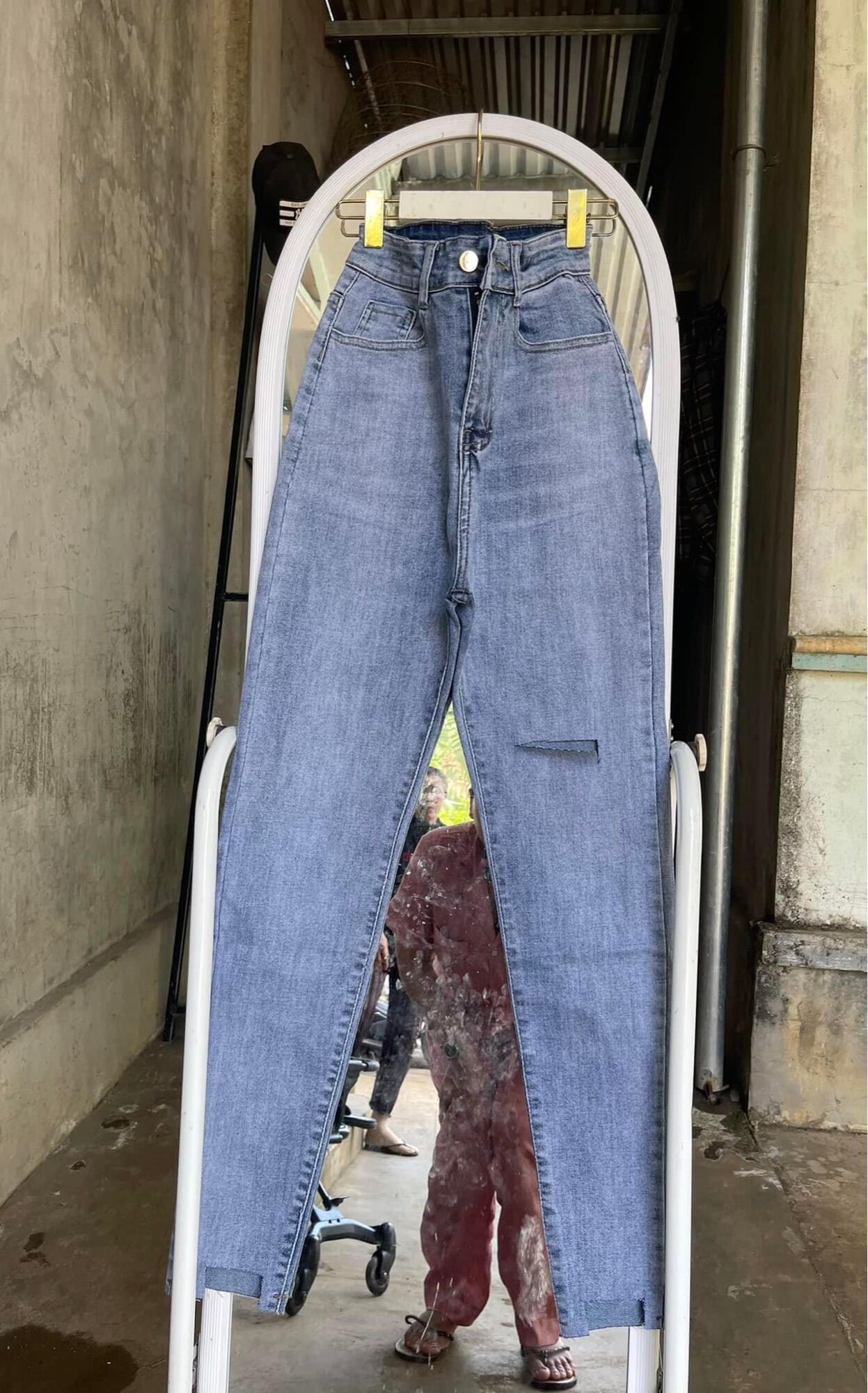 Jeans dài lưng cao co giãn rách L gấu