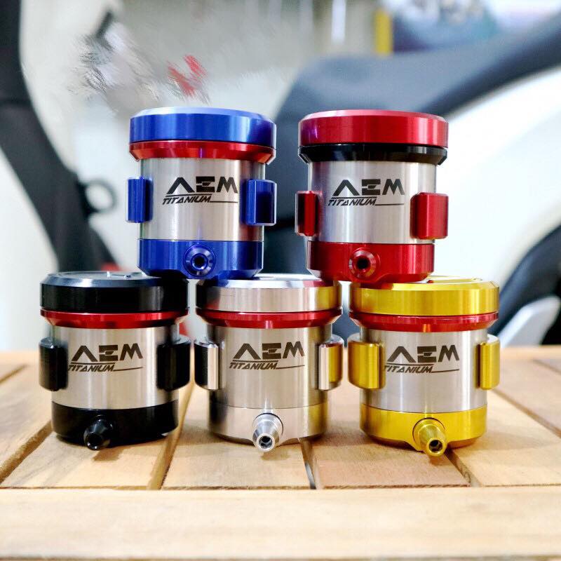 bình dầu thắng đĩa sau AEM lắp nhiều loại xe.( 5 màu: xanh, vàng, đỏ, đen, bạc )