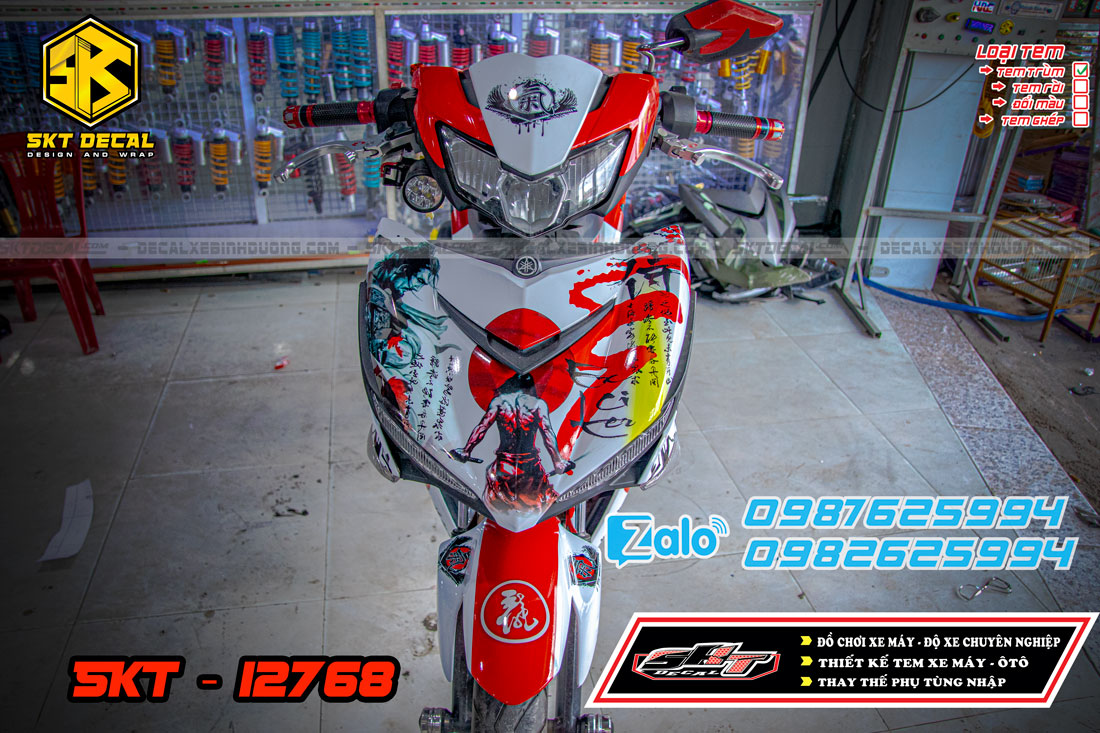 tem trùm xe exciter 150 trắng đỏ samurai