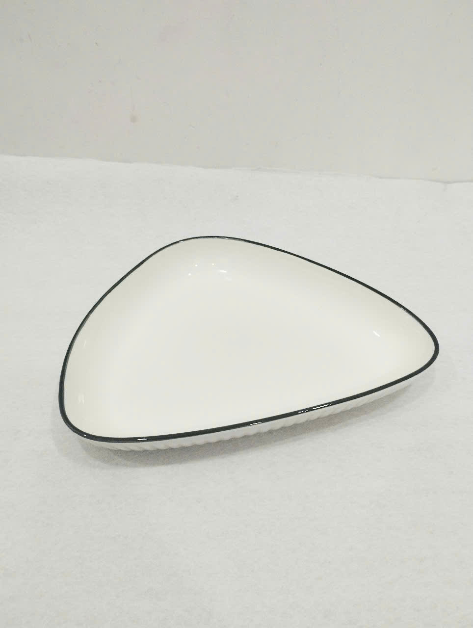 dĩa sứ trắng sọc viền hình tam giác 24 x 18 x 3.7cm