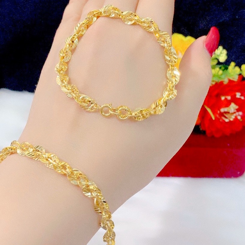 Lắc tay nữ xoắn vàng 18k là sản phẩm được ưa chuộng nhất trong năm nay. Thiết kế xoắn độc đáo kết hợp với chất liệu vàng 18k giúp lắc tay trở thành món phụ kiện thời trang không thể thiếu cho bất kỳ cô gái nào.