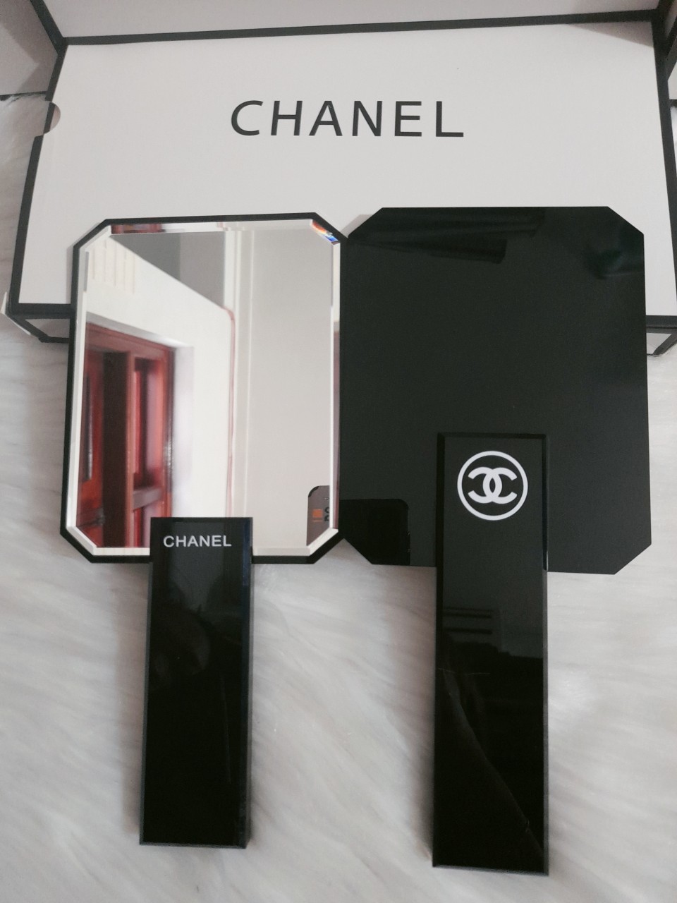 Gương cầm tay chanel