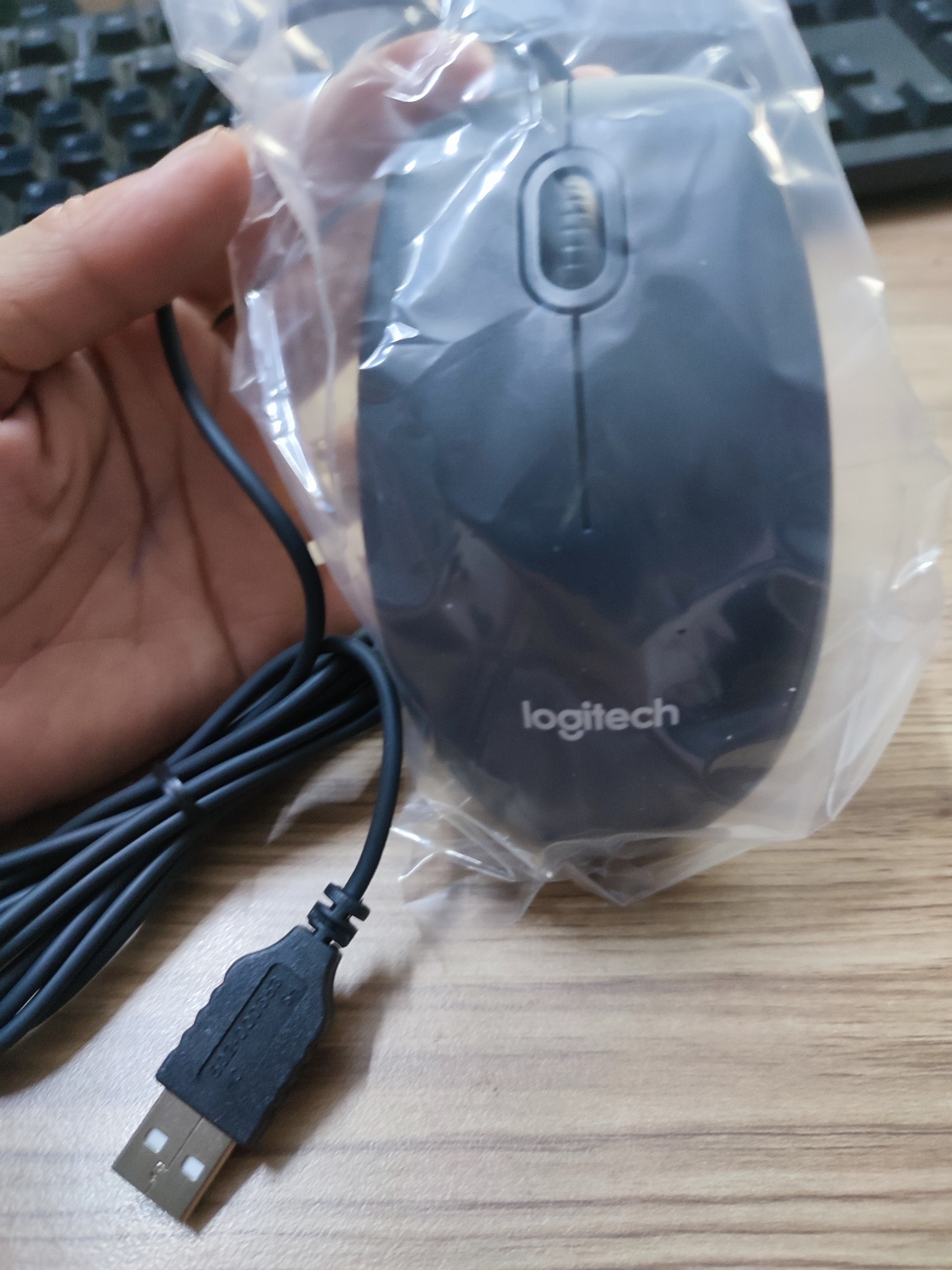 Chuột có dây Logitech B100, hàng chính hãng