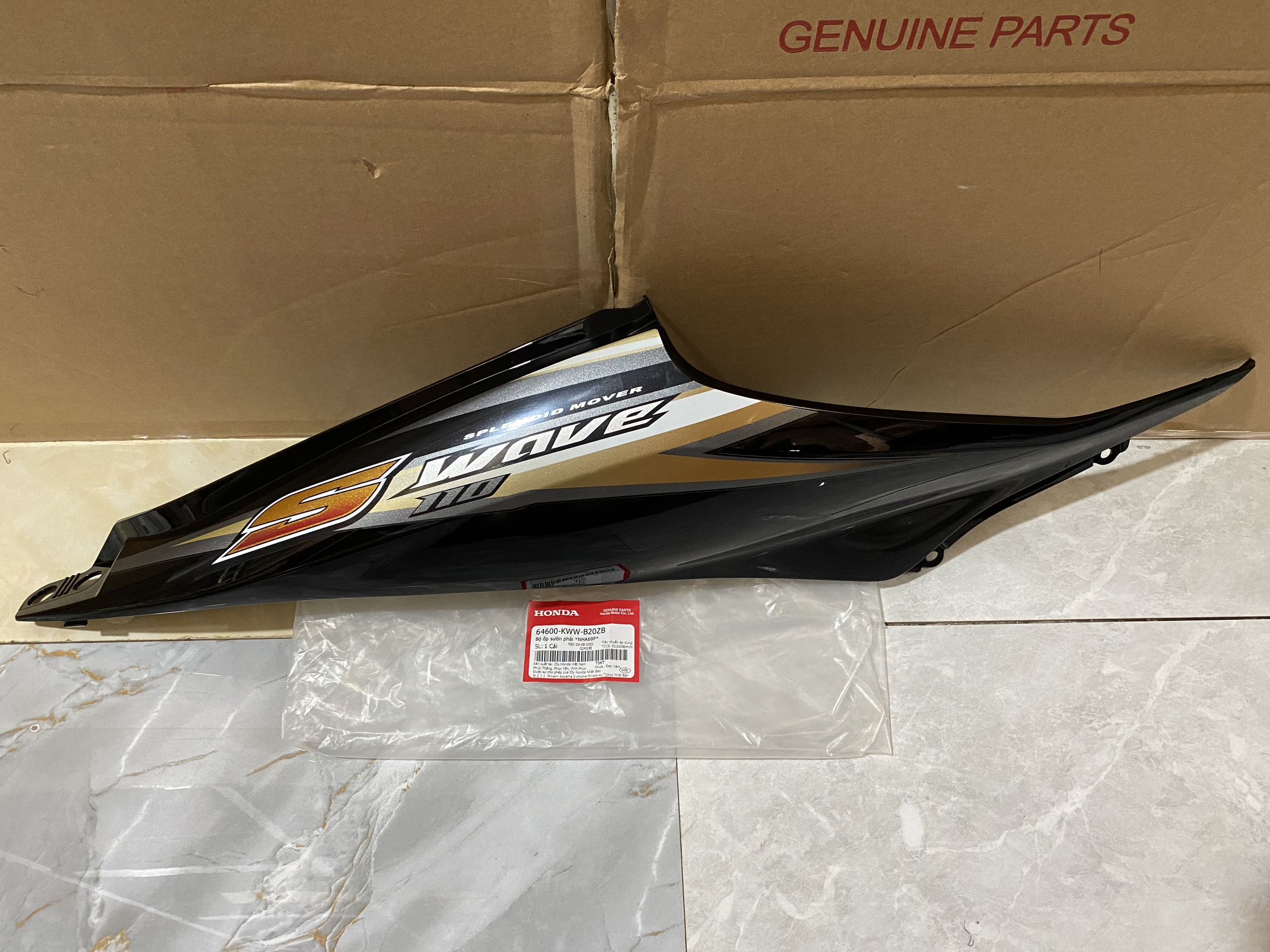 ốp sườn phải WAVE 110S  Đời đầu 2009 màu đen *NHA69P*  ( 64600KWWB20ZB)