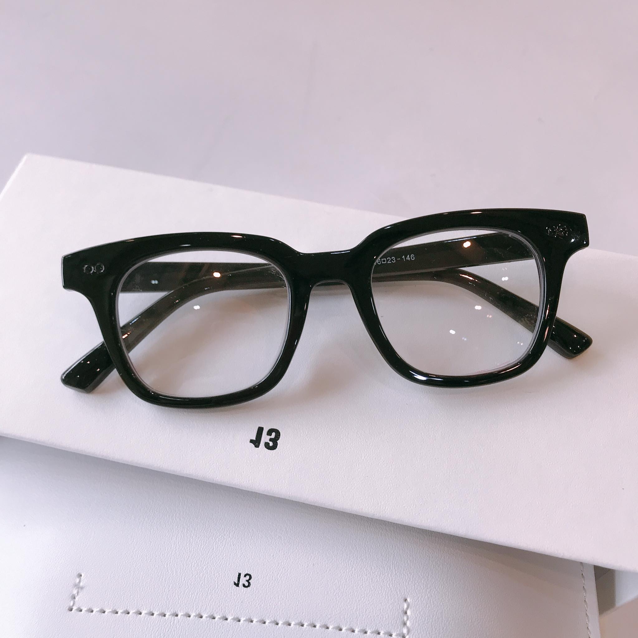 Sunglasses for Men and Women with Round, Wide Eyes in the Style of a Fortune-Teller