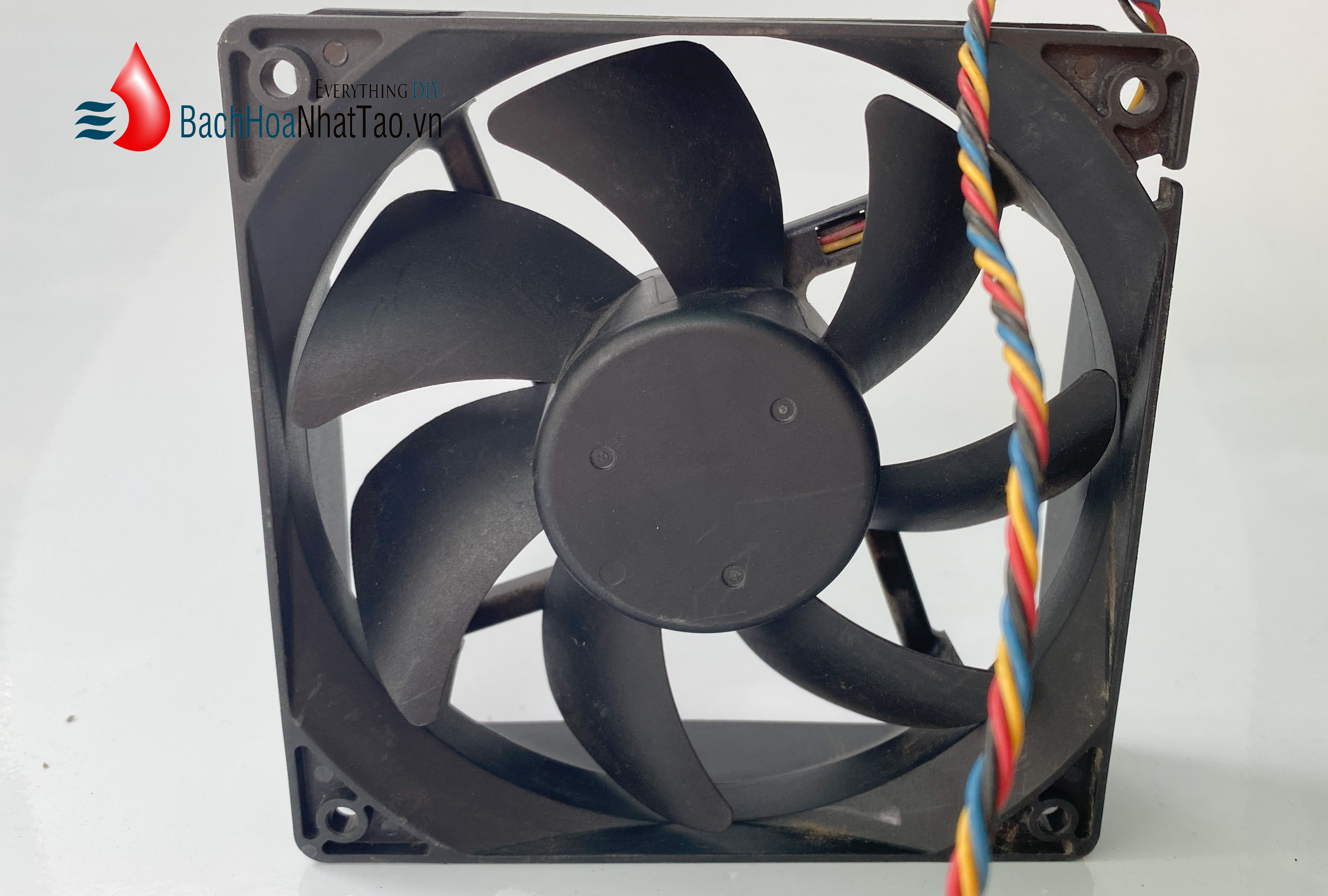 Quạt Foxconn 12v 12cm x 12cm vuông