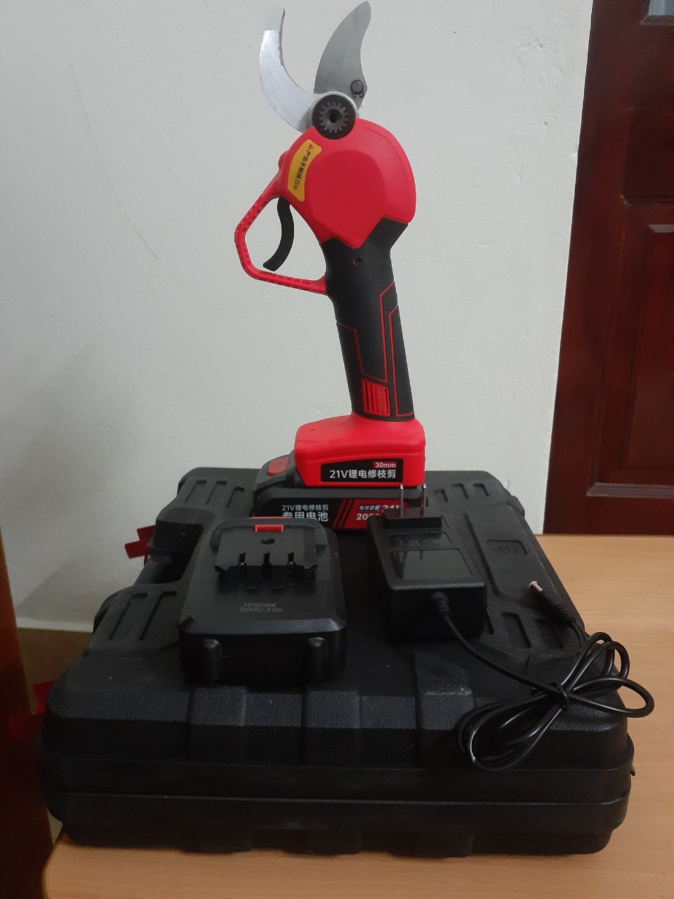 Kéo điện cắt cành cây dùng pin 21V
