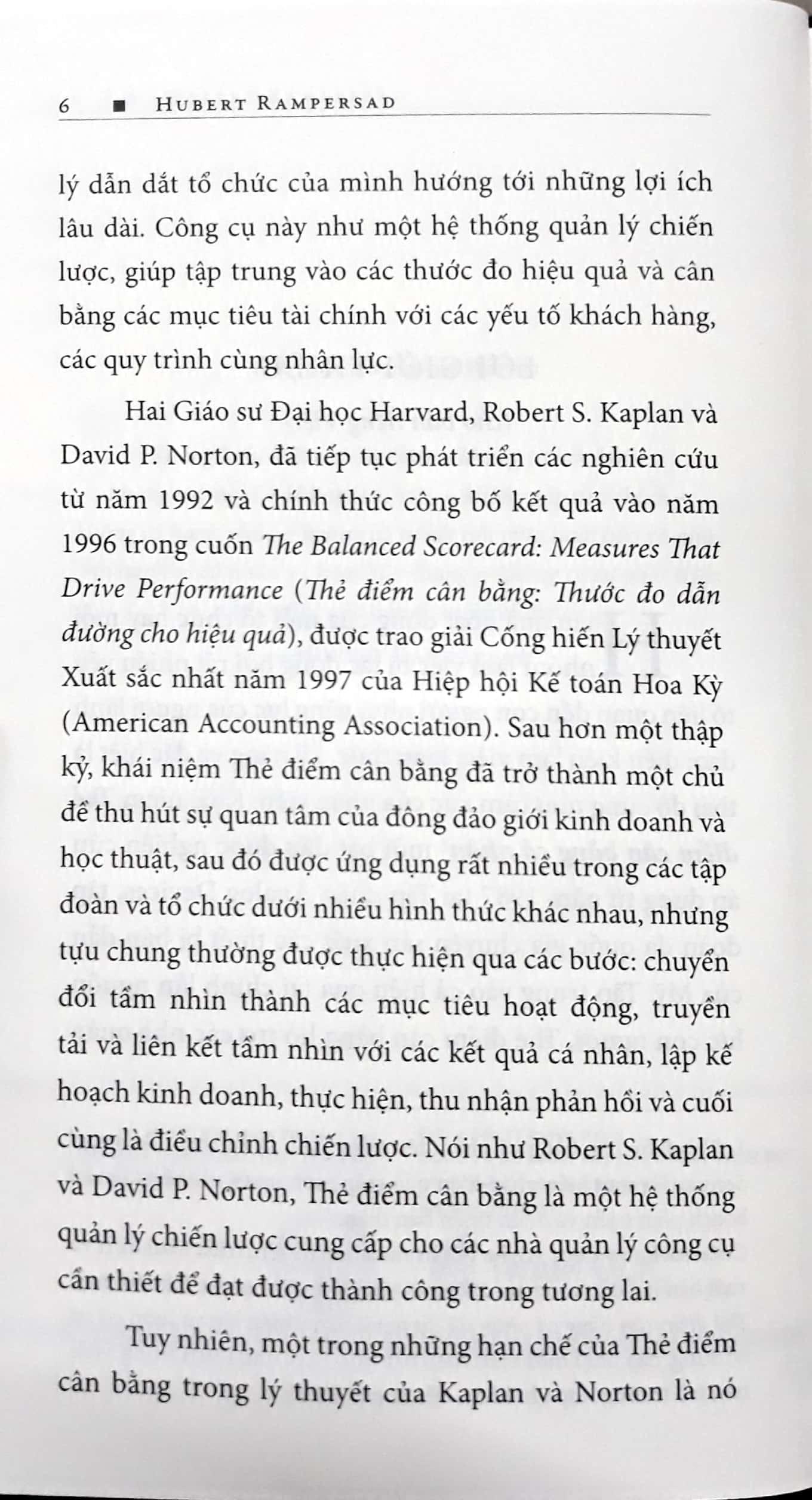 Sách - Thẻ điểm cân bằng cá nhân