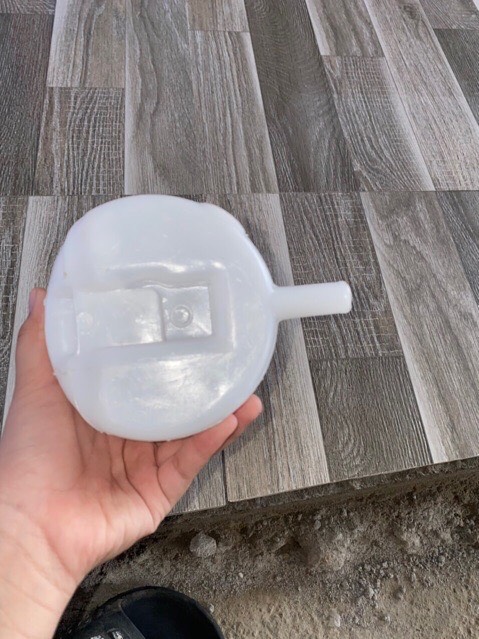 Sản phẩm gia đình làm: Bình dầu trợ lực lái dầu phanh chế làm lọ nước 140/1 vòi tròn.