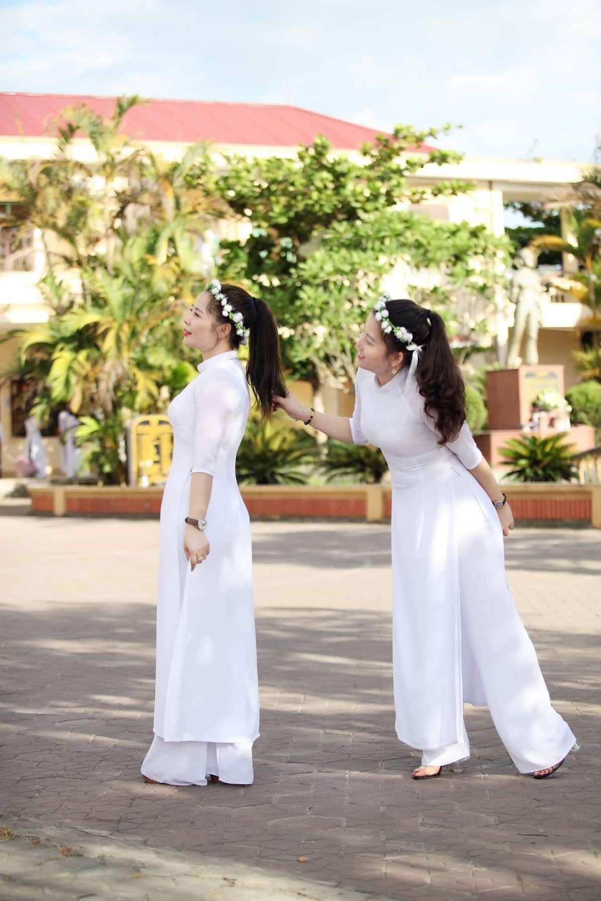 Áo dài trắng kèm quần
