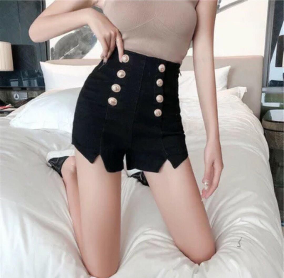 Quần short kaki lưng cao đính nút vàng LL