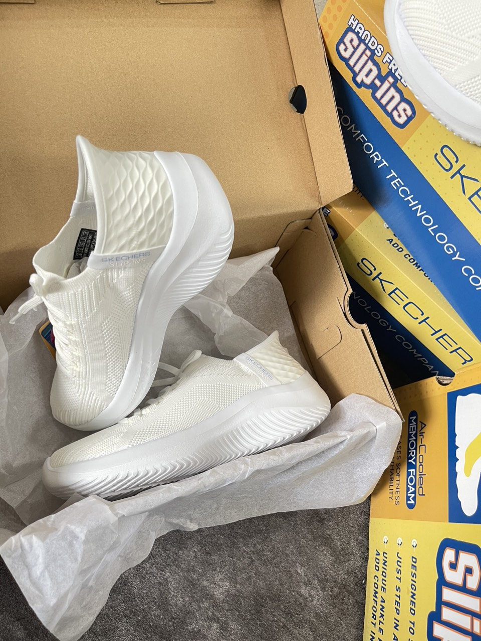 Giày Skechers trắng slip-ins