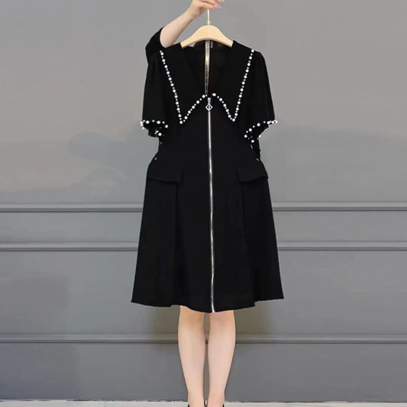 Mập fashion đầm đen khoá vải mềm mại, thiết kế đính cườm viền cổ áo và tay áo
