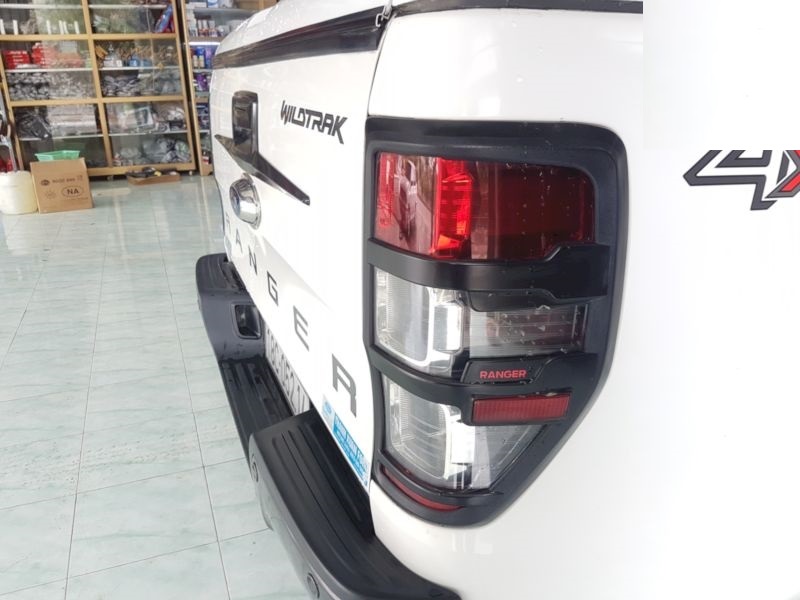 Ốp đèn hậu xe Ford Ranger cao cấp