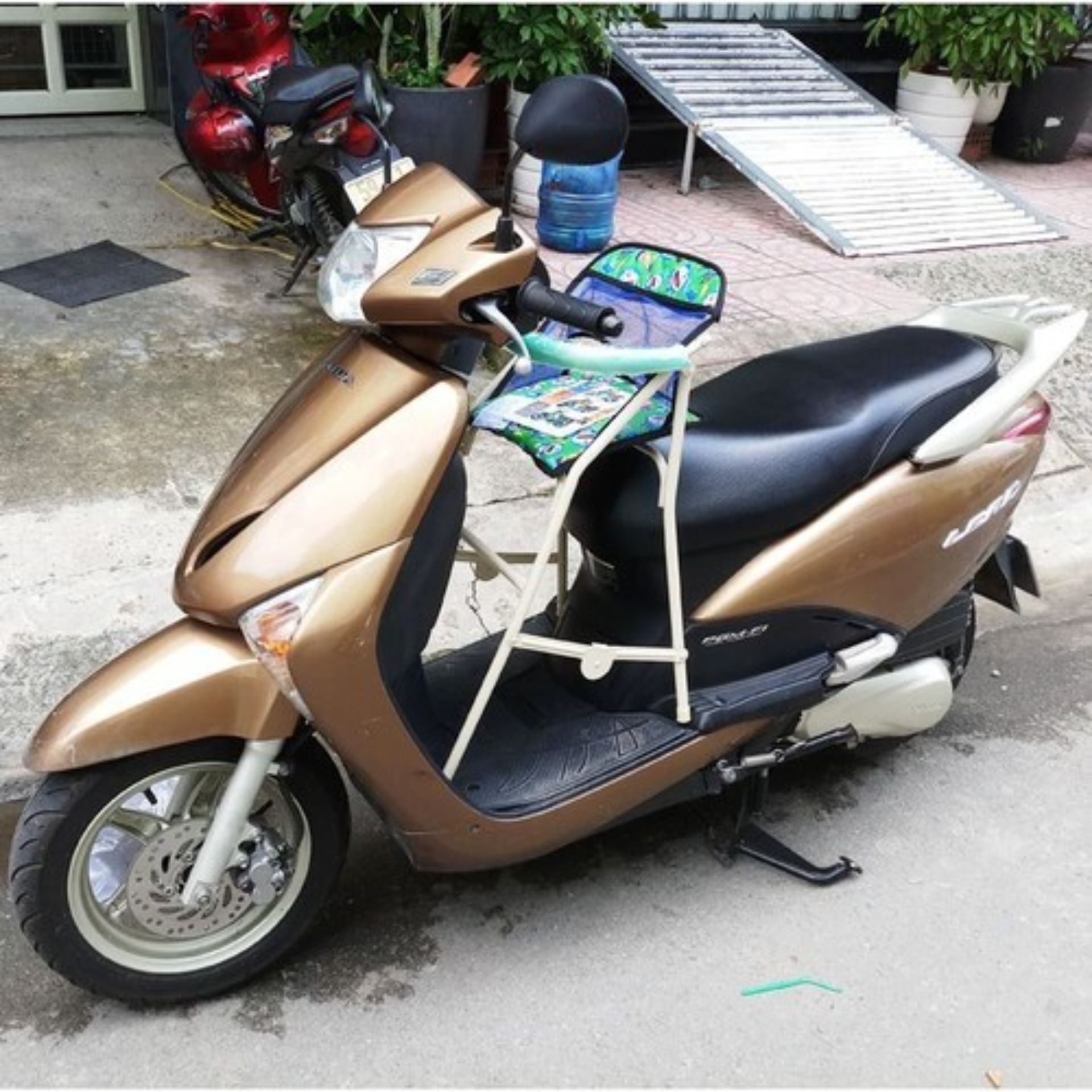 Ghế sắt ngồi xe ga
