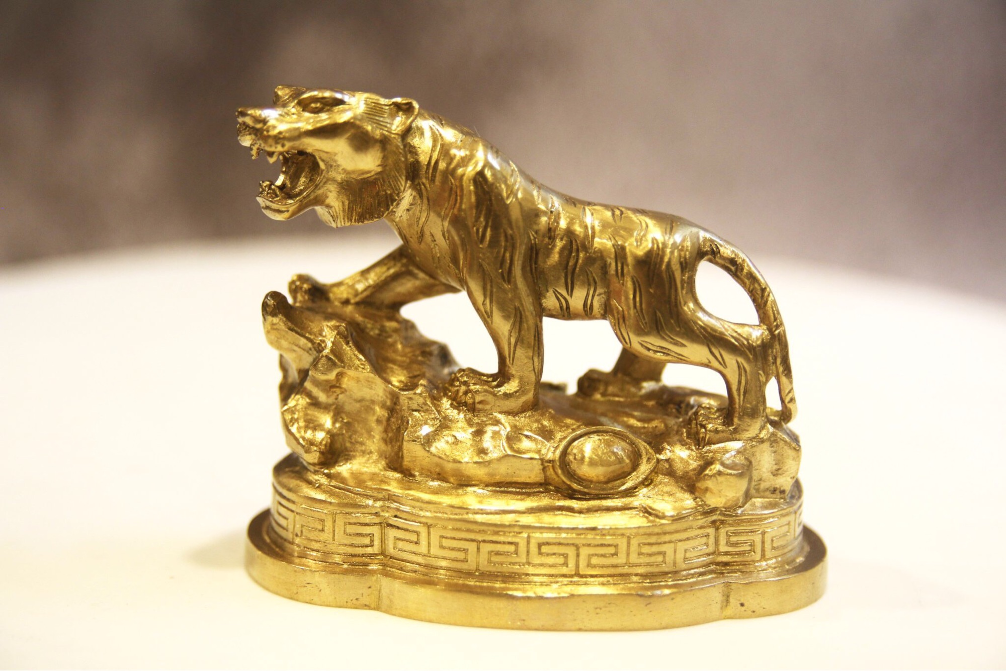 Tượng mãnh hổ bằng đồng Cattut