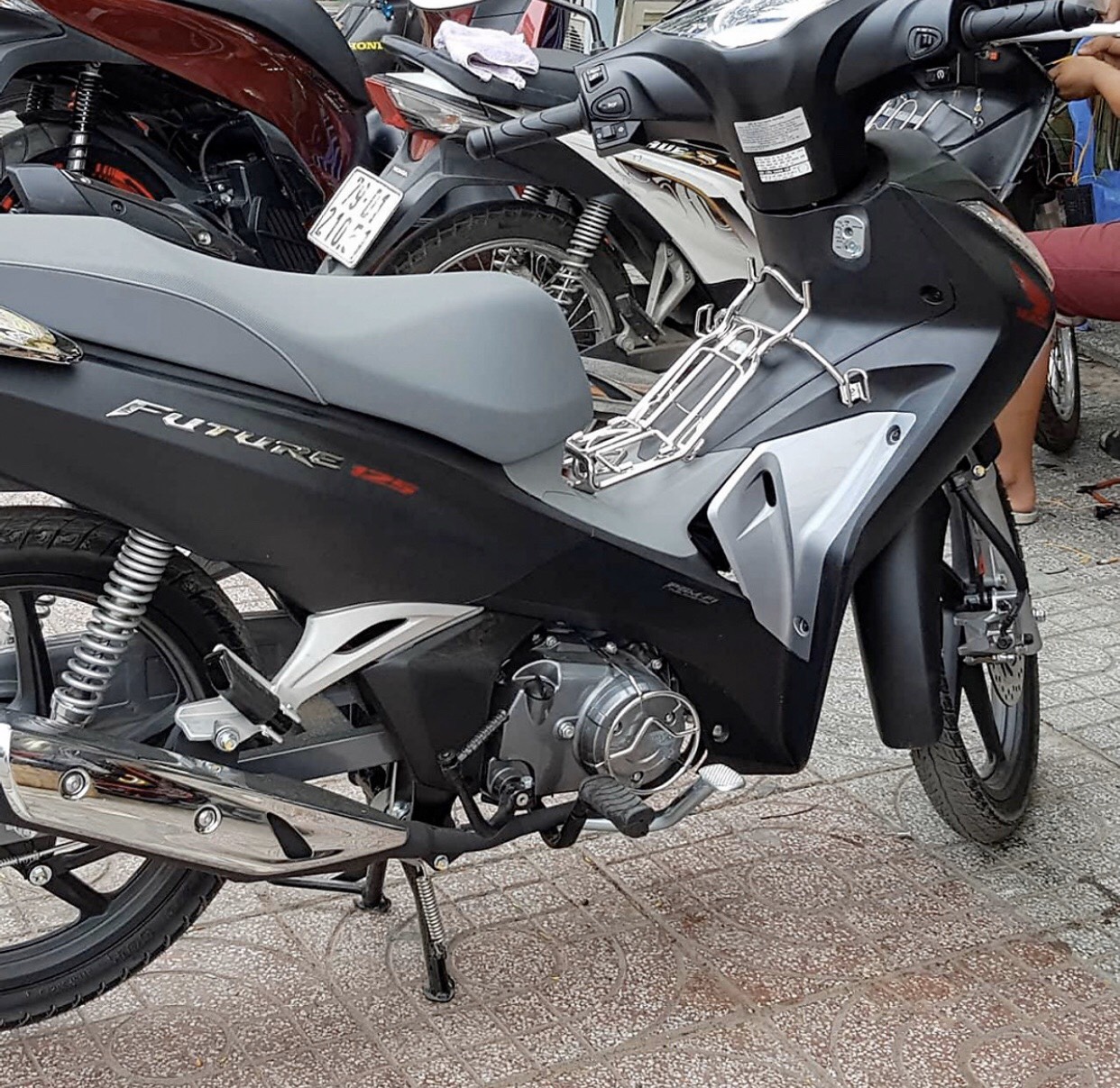Baga giữa inox gắn xe Future 10ly