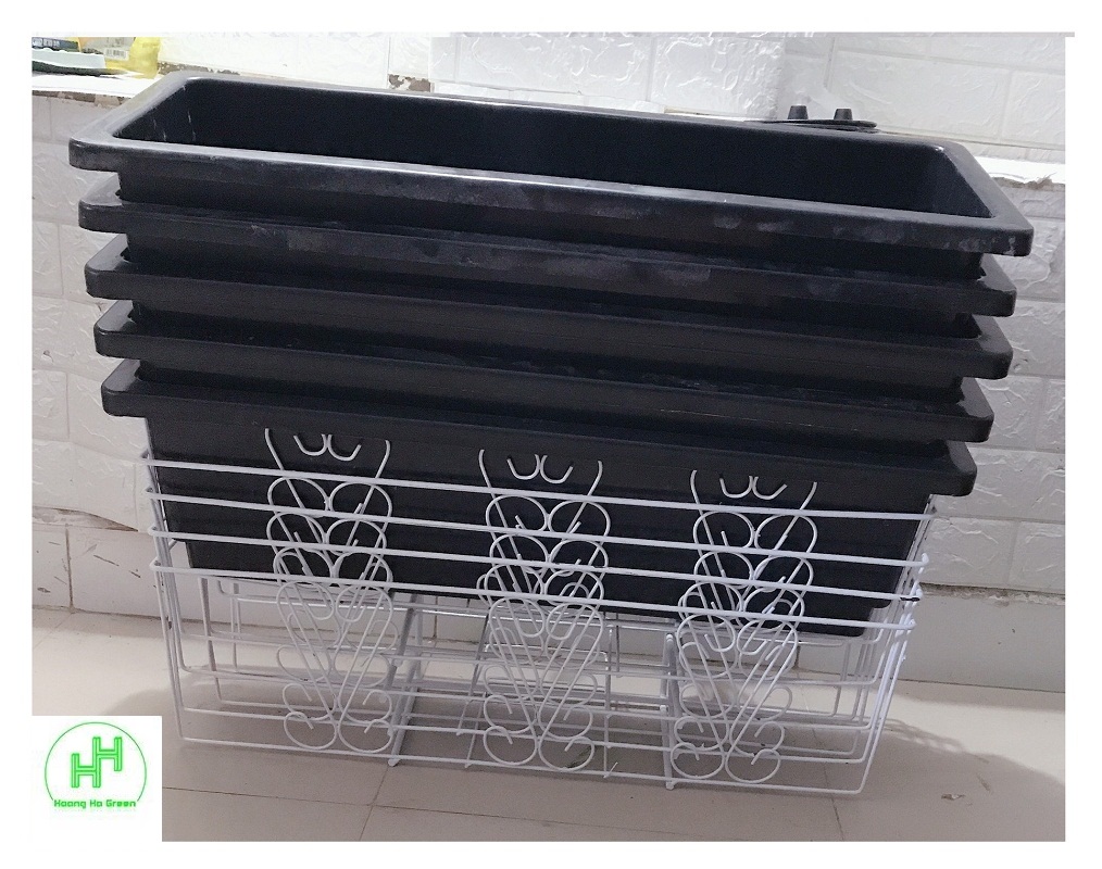 Combo 5 giỏ sắt treo chậu hoa ban công hình chữ nhật kt 64x21x18cm - màu trắng + 5 chậu/ khay/ máng nhựa trồng rau, trồng hoa, cây cảnh kích thước 67x24x19cm - màu đen