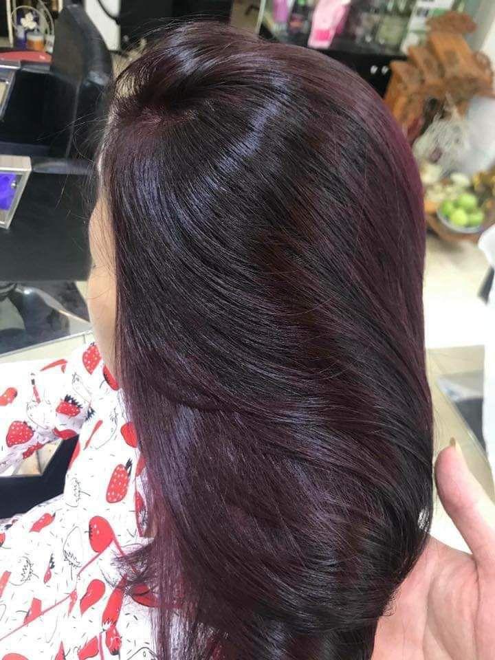 Hãy lựa chọn kem nhuộm tóc màu tím trầm để tô điểm cho mái tóc của bạn. Đây là xu hướng nhuộm tóc đang được ưa chuộng hiện nay. Hãy cùng xem hình ảnh để khám phá nét đẹp của phong cách này.