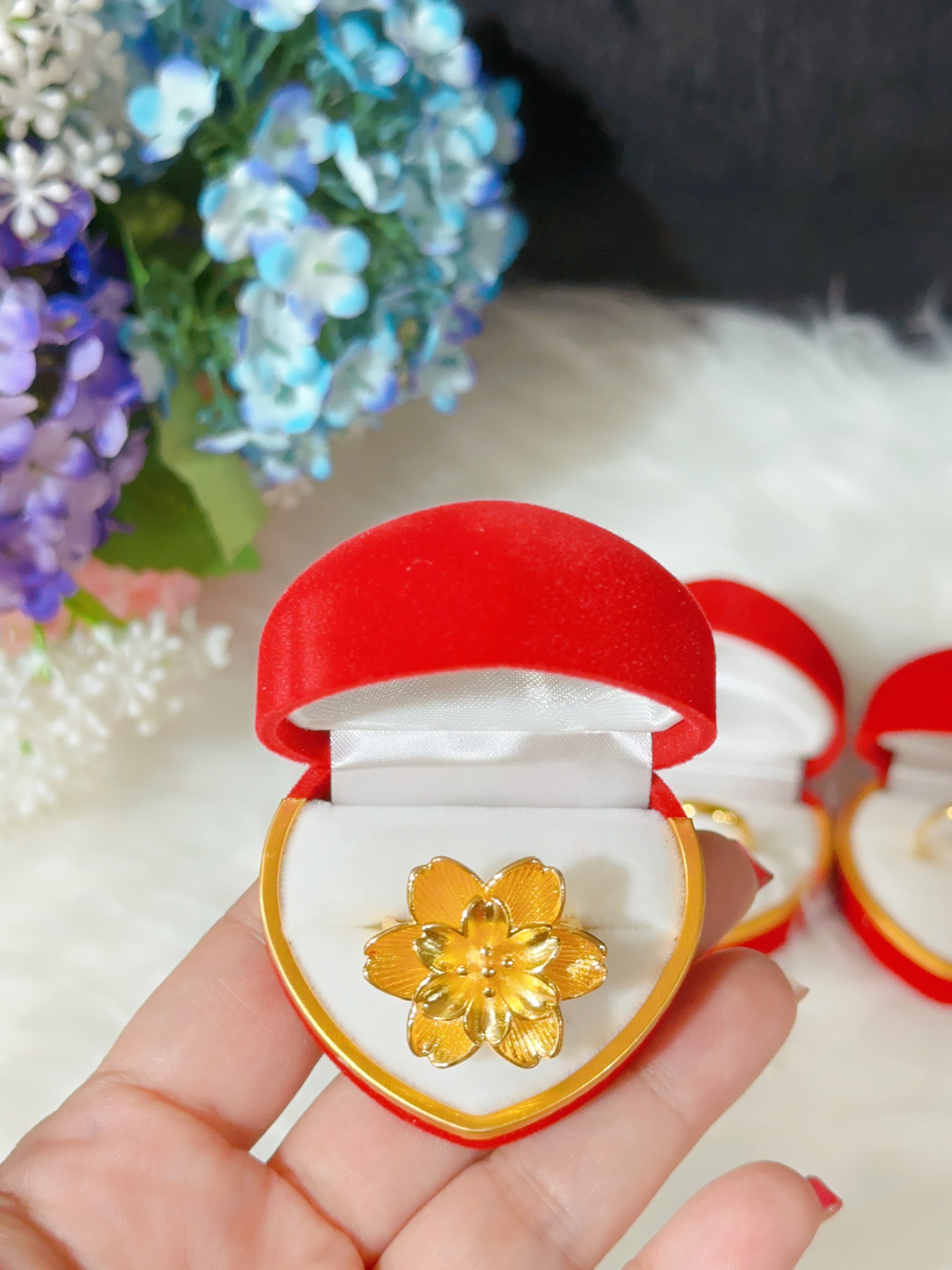 Hộp nhung trái  tim đựng nhẫn cưới
