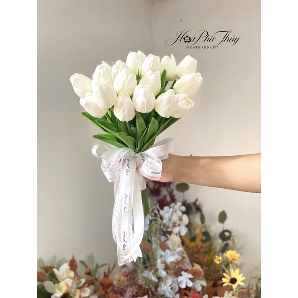 Hoa cưới cầm tay cô dâu bằng lụa
