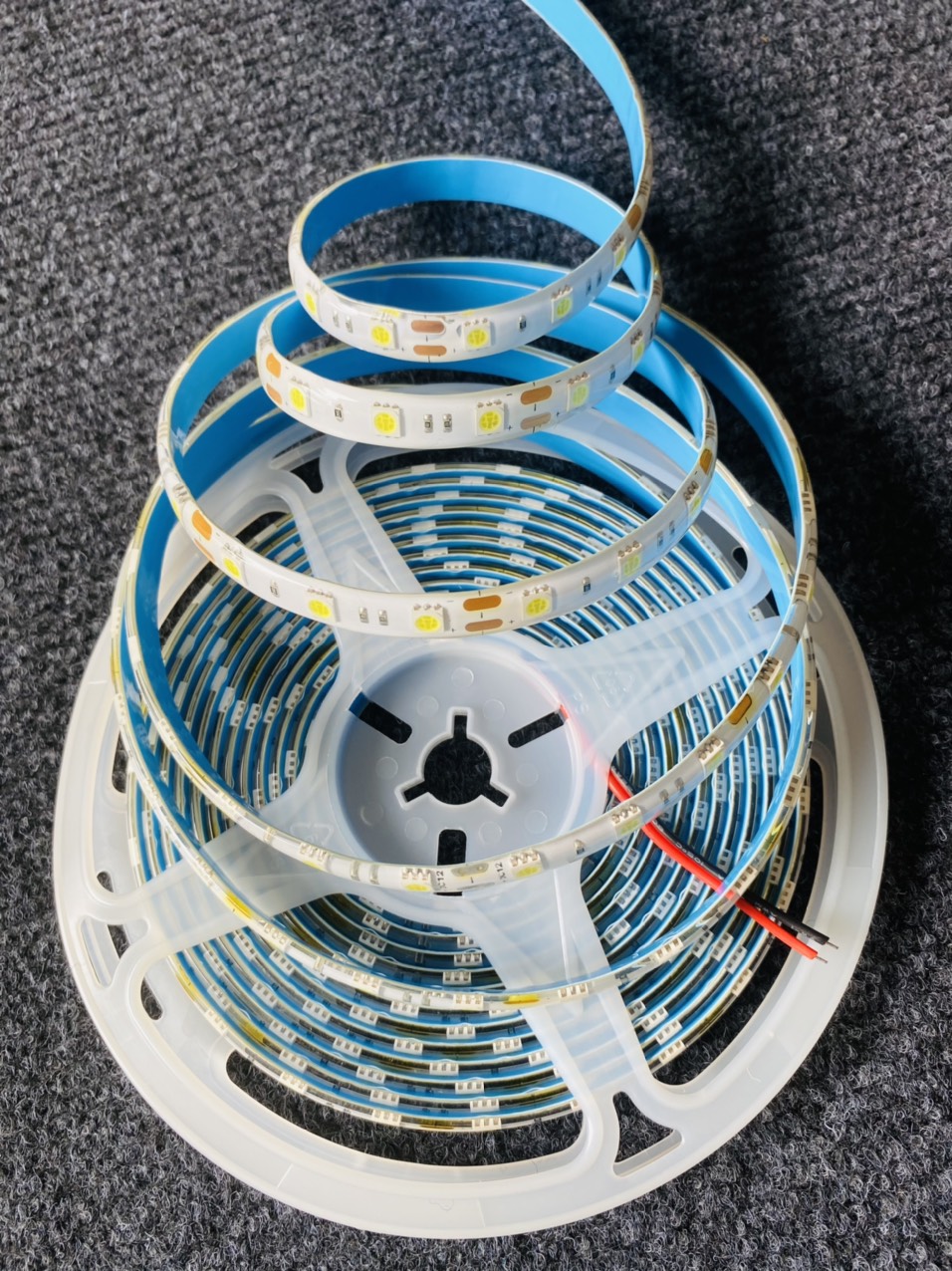 LED DÂY 5050 12V CÓ KEO (Cuộn 5m)