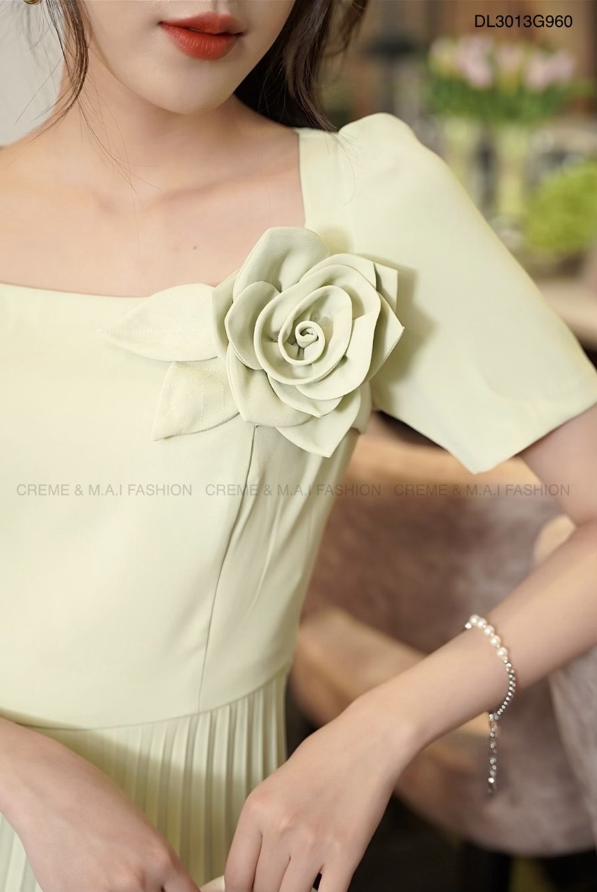 Đầm liền công sở cao cấp, tay ngắn, cổ vuông đính hoa, dáng xòe dập ly, thiết kế creme dl3013