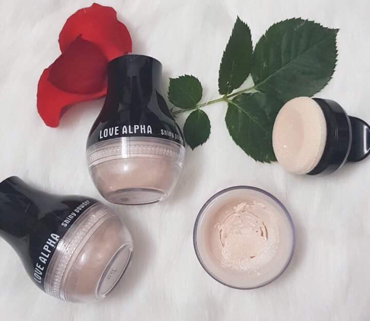 Phấn phủ bột nhũ kim tuyến Love Alpha