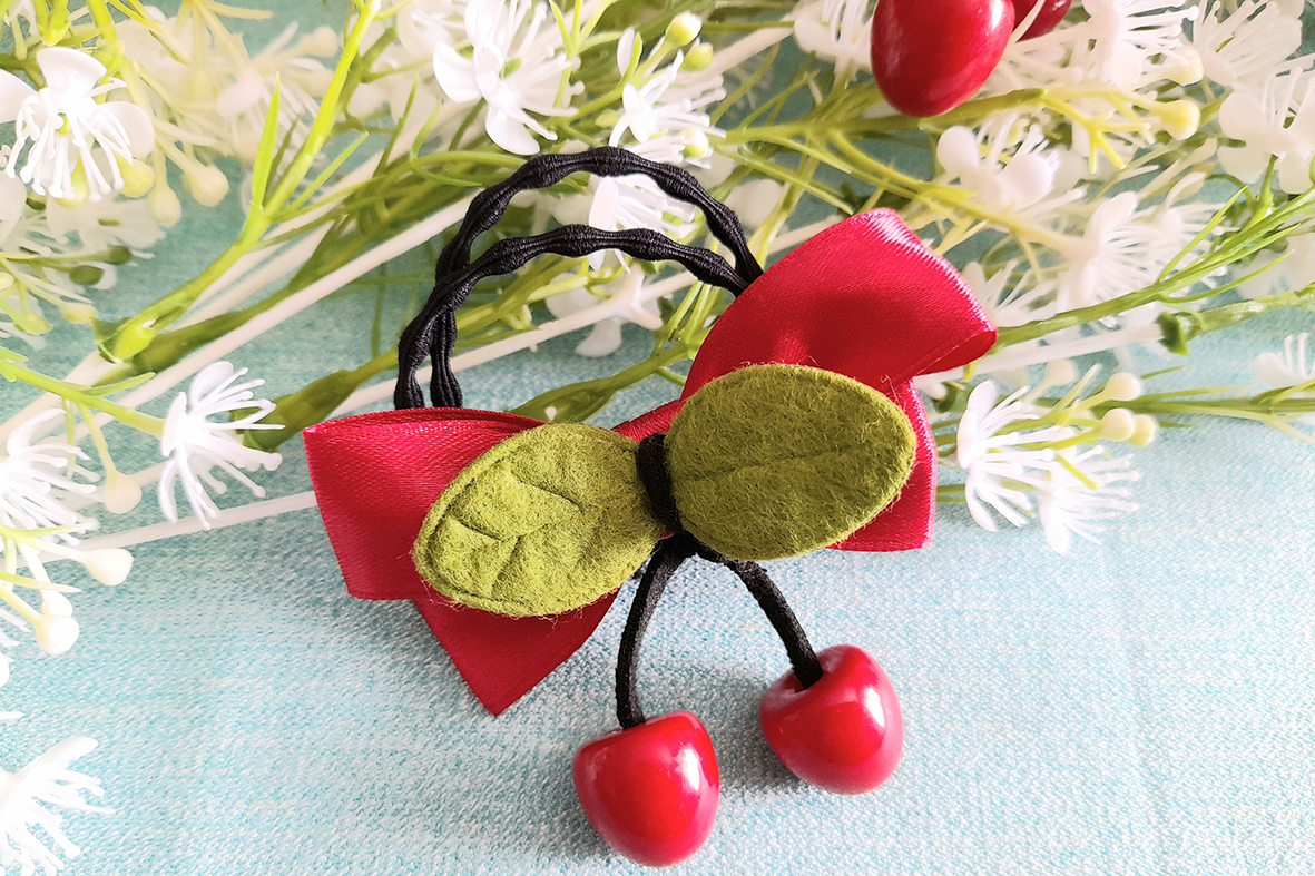 cột nơ tóc màu đỏ quả cherry