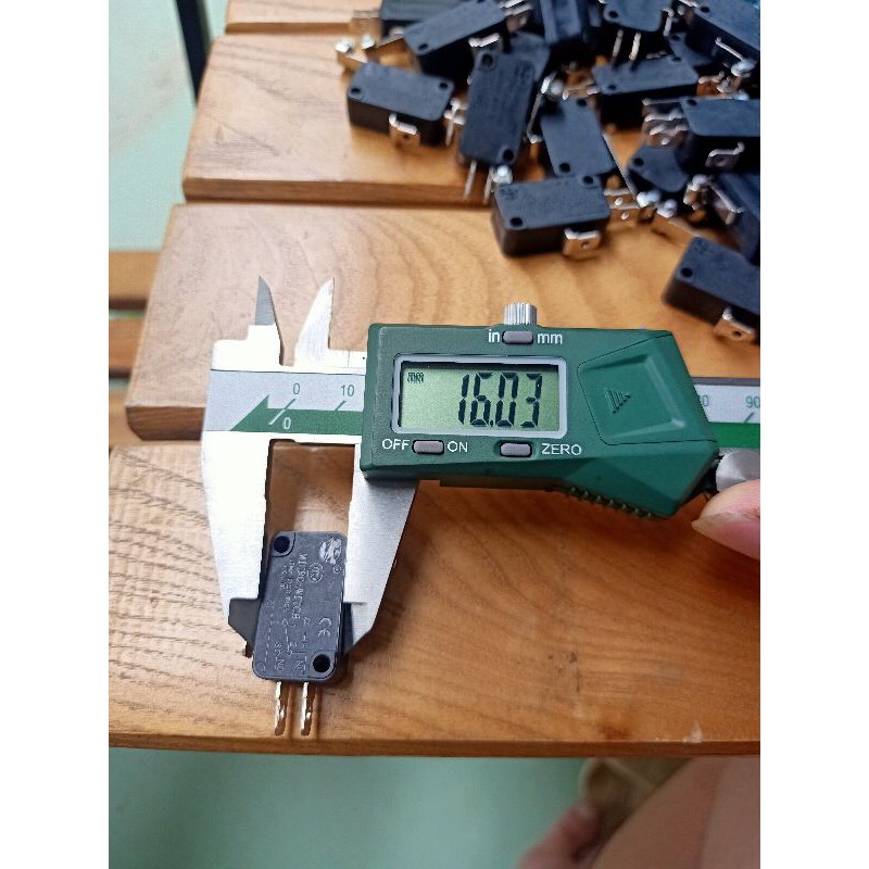 công tắc hành trình bánh xe