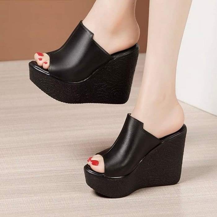Dép đế xuồng bản to quai cắt sành điệu