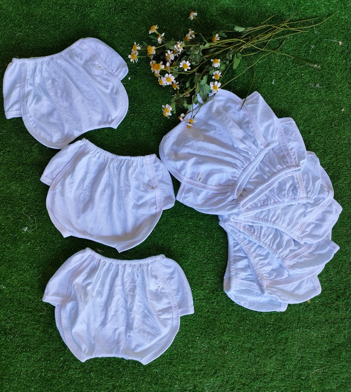 SET 10 QUẦN ĐÙI TRẮNG DÁNG QUẢ BÍ CHO BÉ