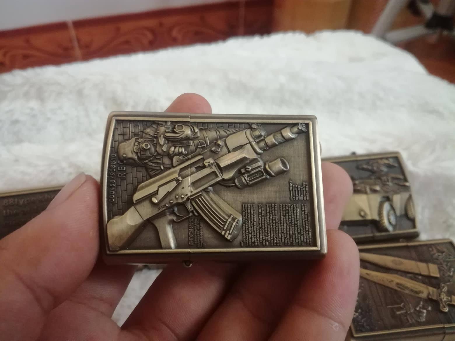 Bật lửa Zippo 3D cao cấp + Tặng đá và bấc (hình mẫu quân đội ngẫu nhiên)