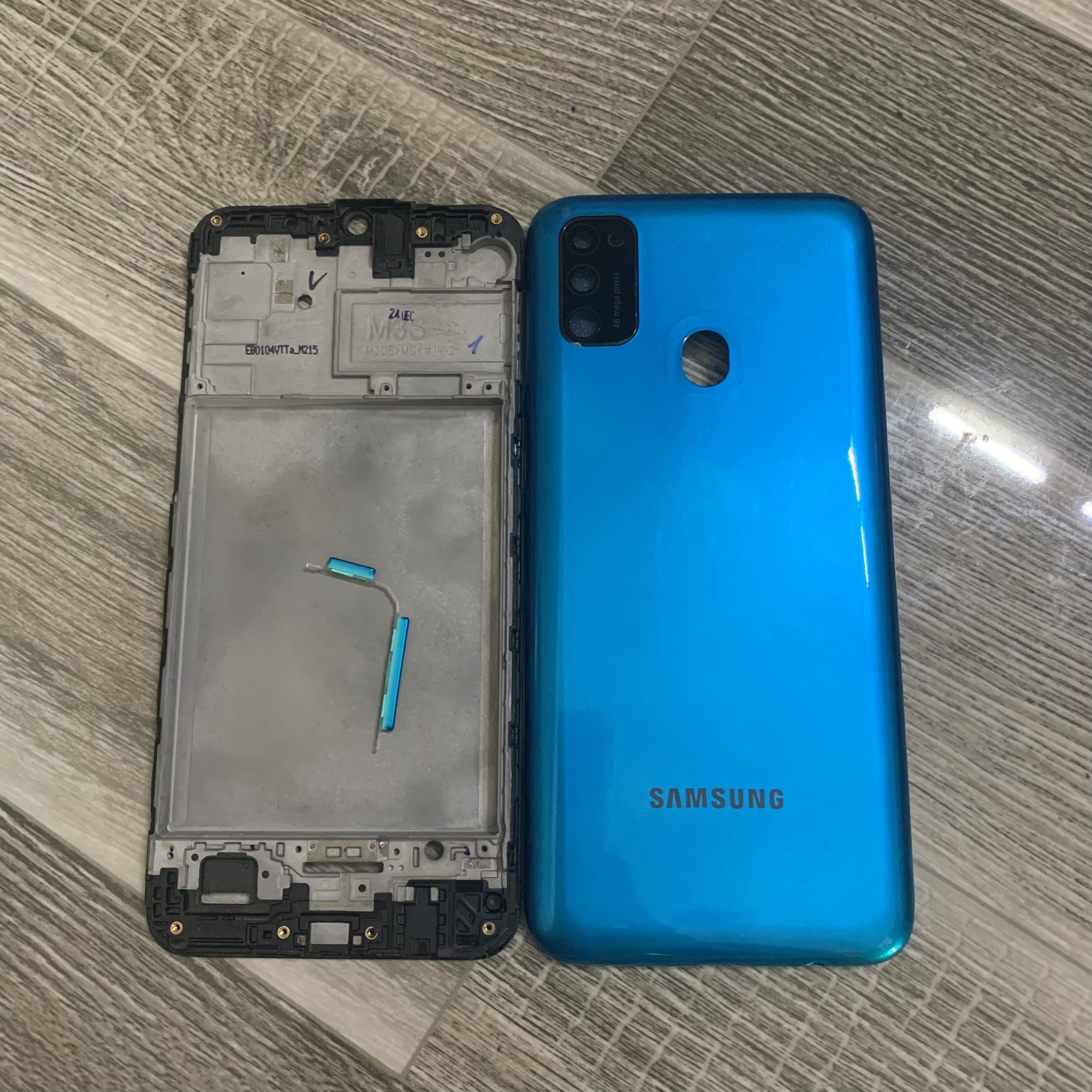bộ vỏ samsung M21 ( SƯỜN+ LƯNG ,KÍNH CAM ,NÚT BẤN)