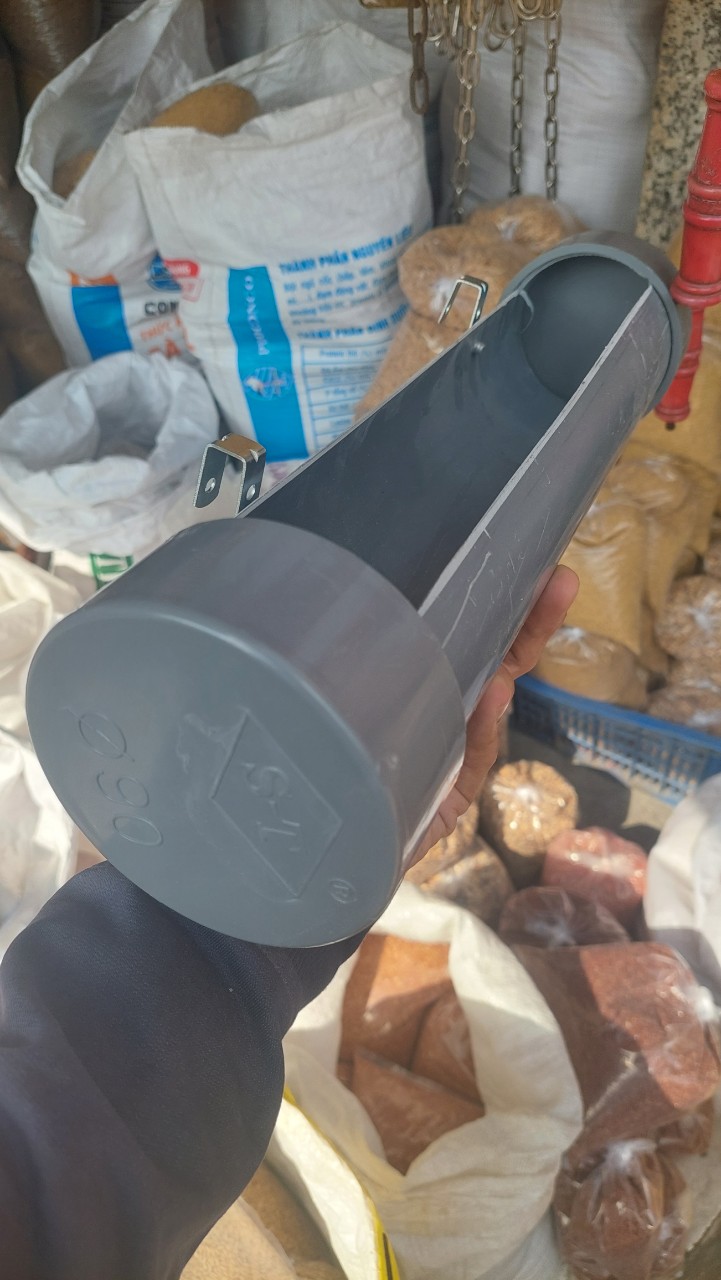 MÁNG ĐỰNG THỨC ĂN ỐNG PVC PHI 90 CHO GÀ 40CM